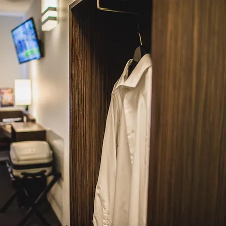 Hotel Dc Airport 3*